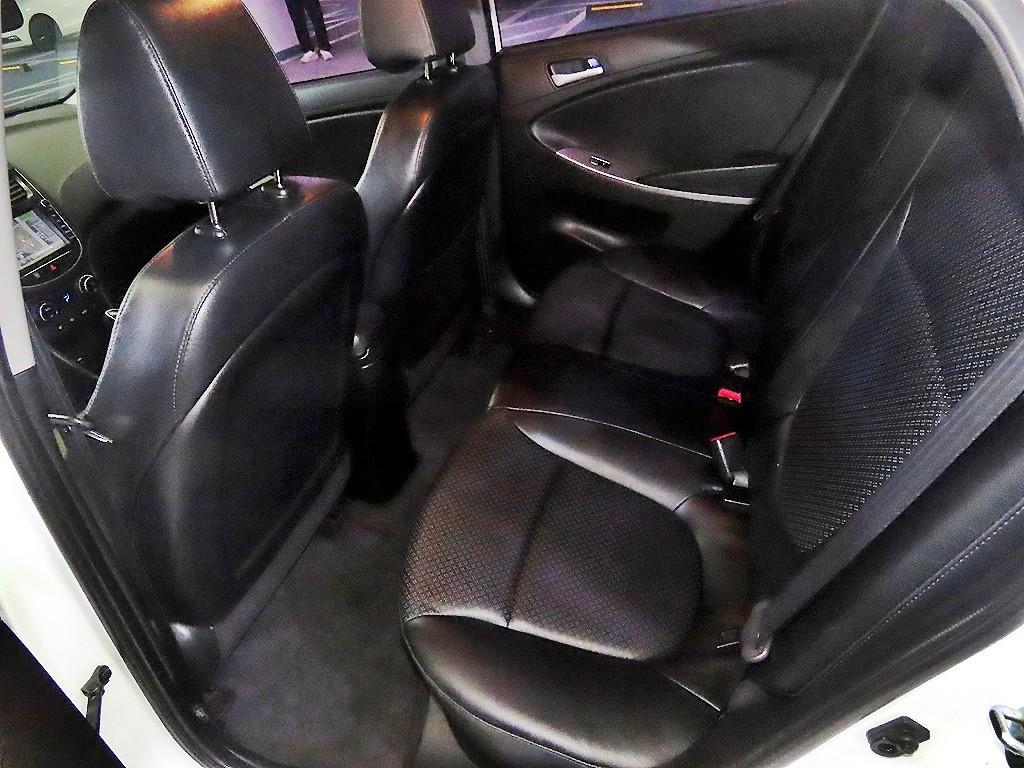 HYUNDAI Accent - Vista 7