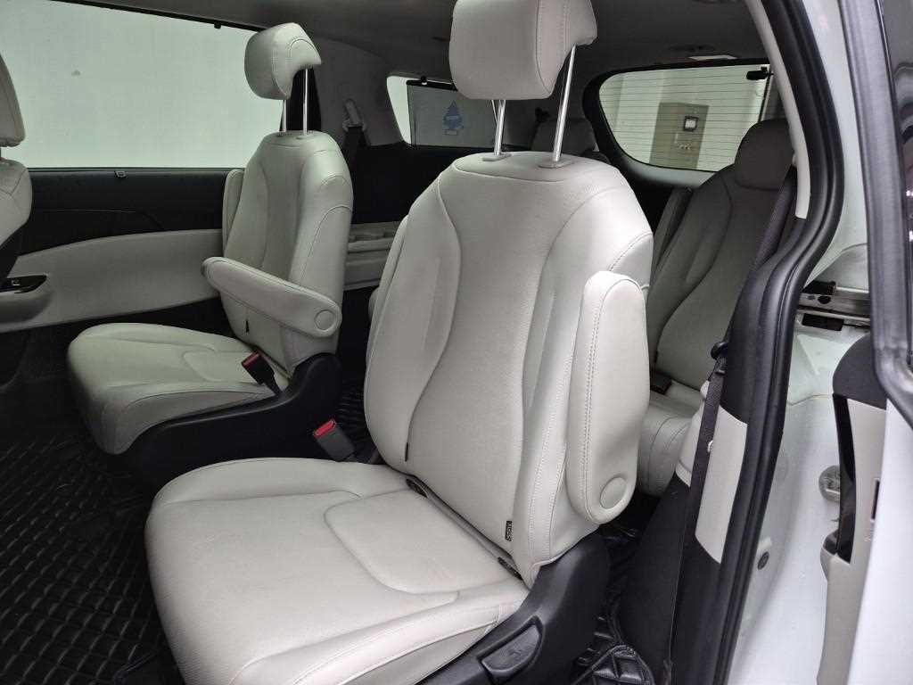 KIA Carnival - Vista 12