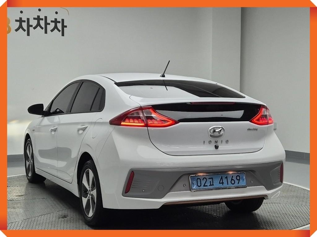 HYUNDAI Ioniq - Vista 4