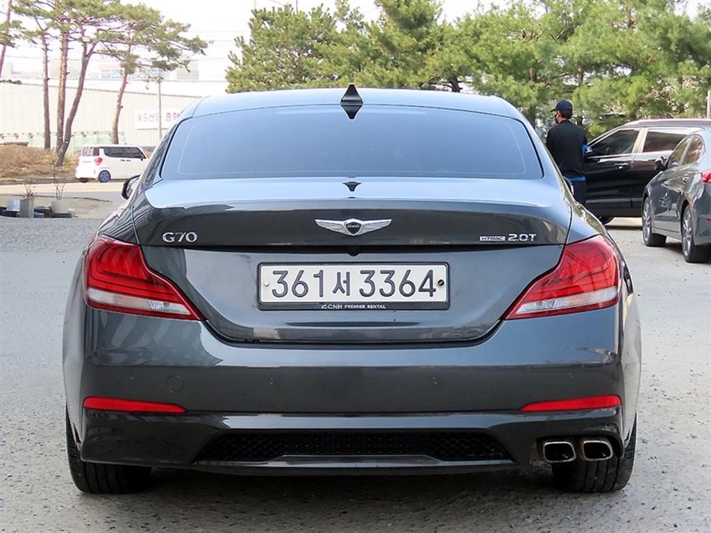 Genesis G70 - Vista 4