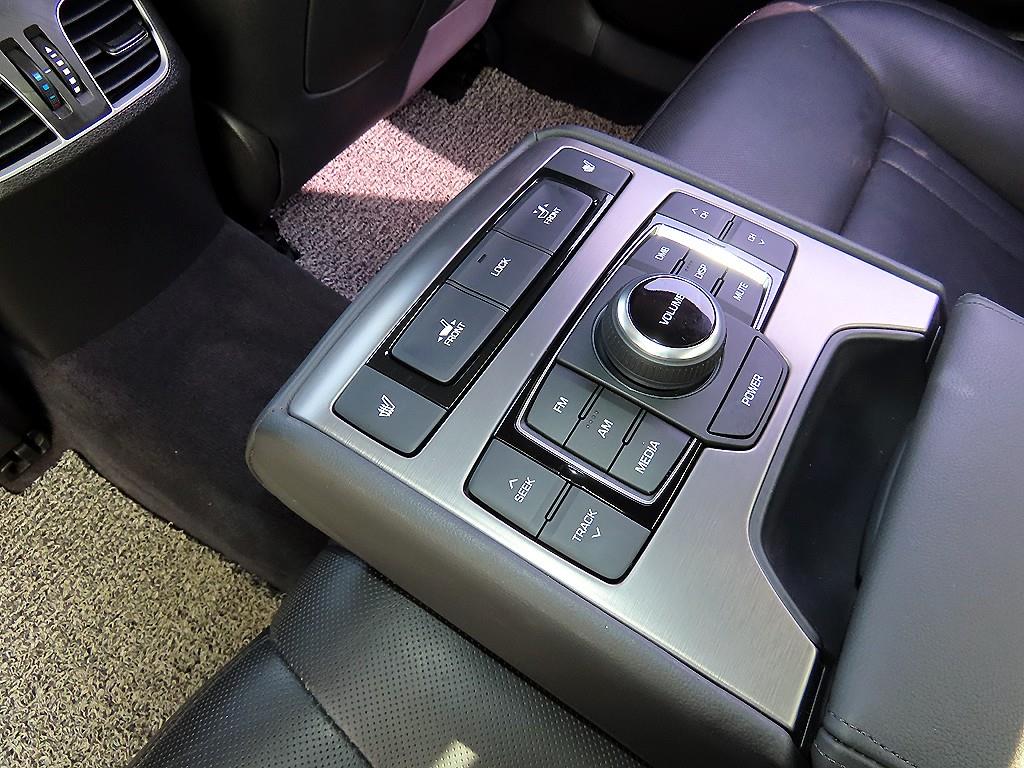 HYUNDAI Genesis - Vista 6