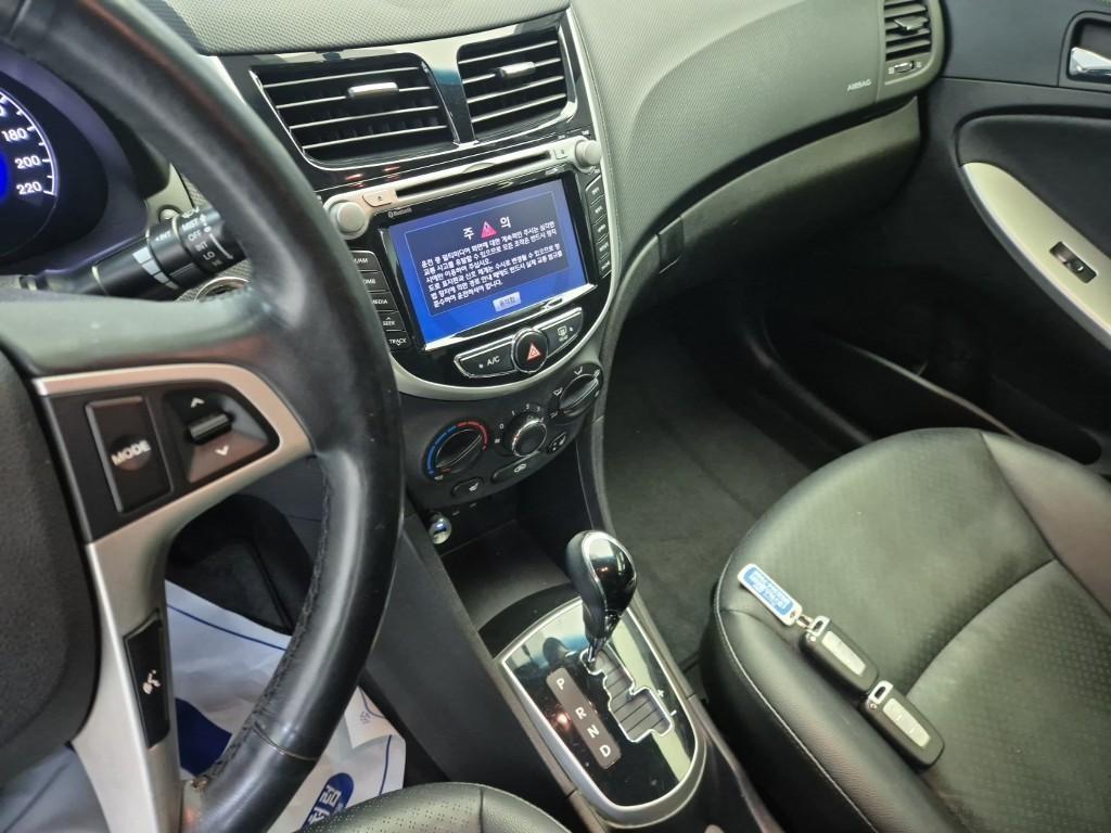 HYUNDAI Accent - Vista 10