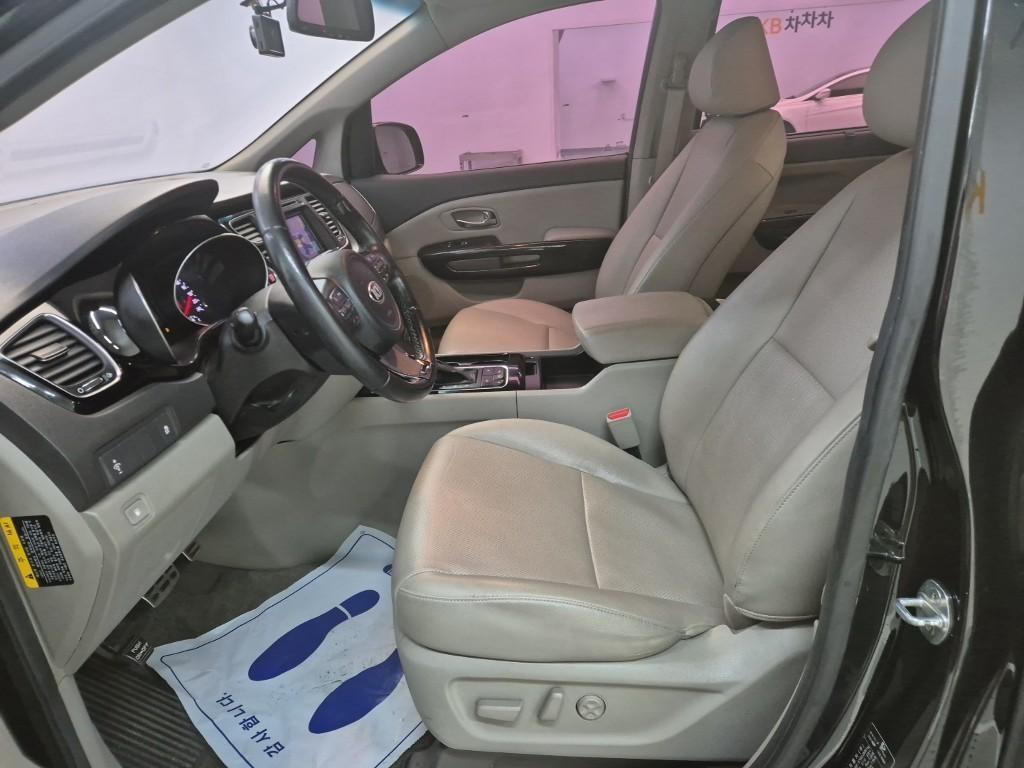 KIA Carnival - Vista 11