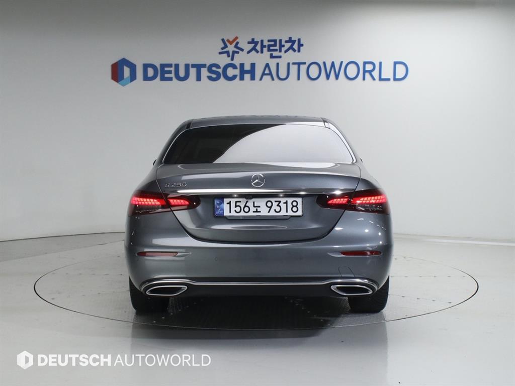 Mercedes Benz E class - Vista 4