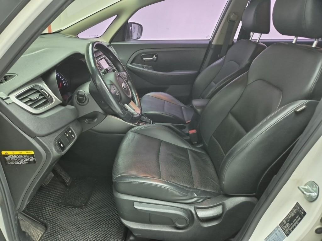 KIA Carens - Vista 11