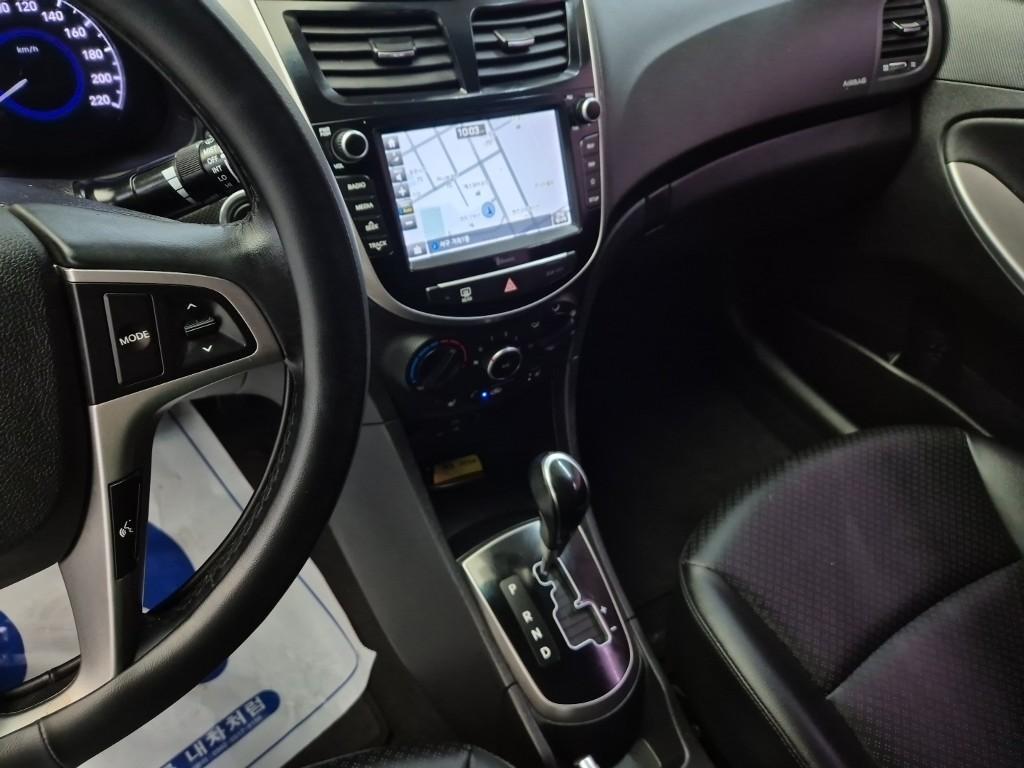 HYUNDAI Accent - Vista 10