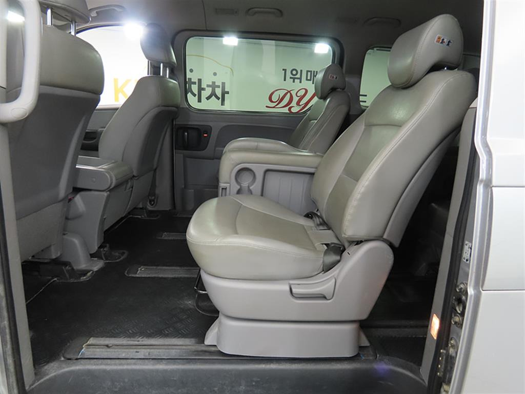 HYUNDAI Starex - Vista 6
