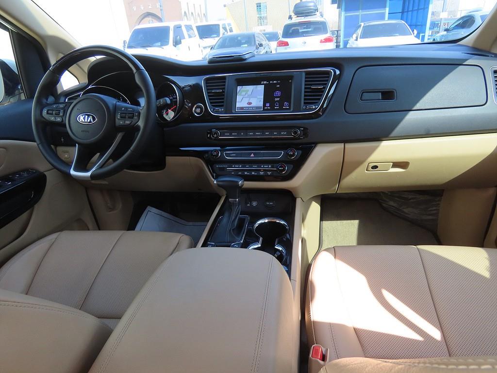 KIA Carnival - Vista 5