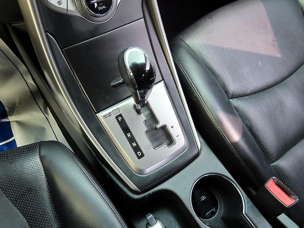 HYUNDAI Avante - Vista 10