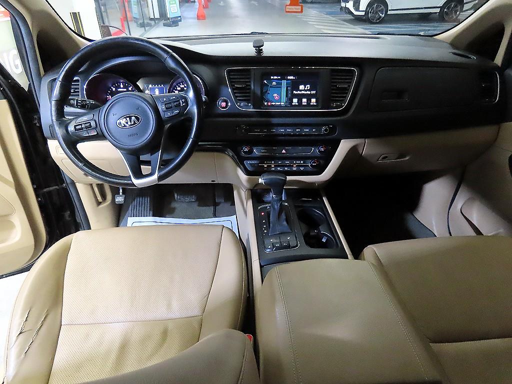KIA Carnival - Vista 11