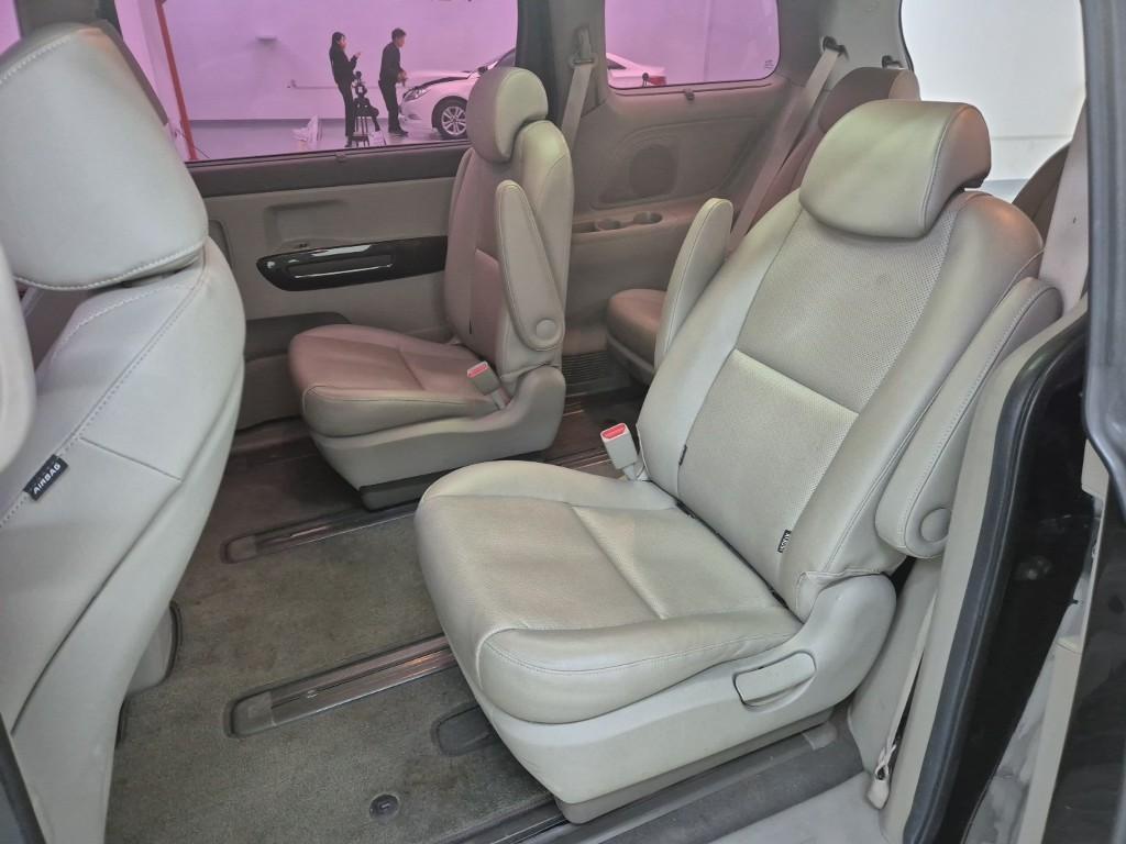 KIA Carnival - Vista 12