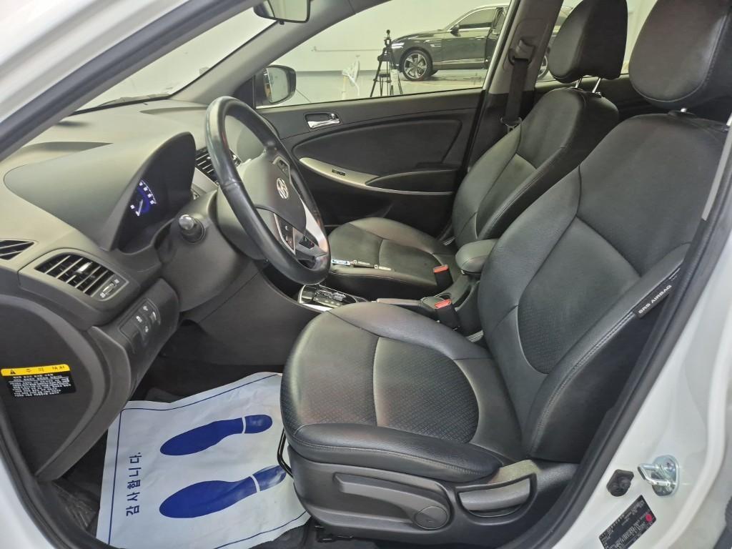 HYUNDAI Accent - Vista 11