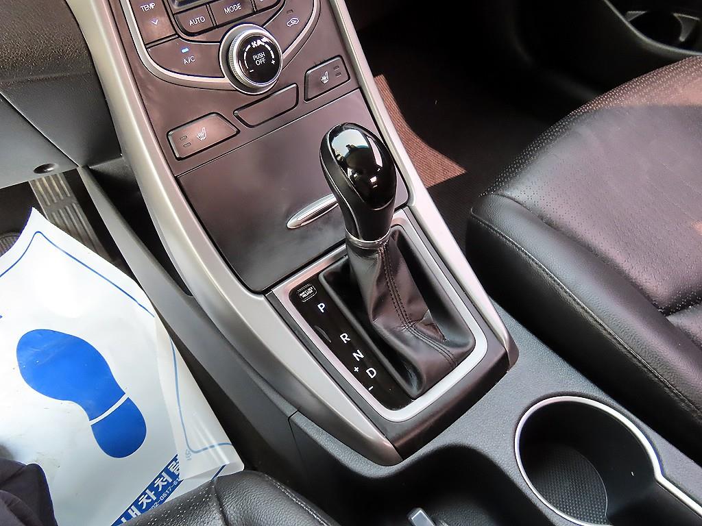 HYUNDAI Avante - Vista 10