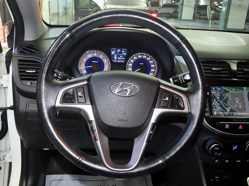 HYUNDAI Accent - Vista 8