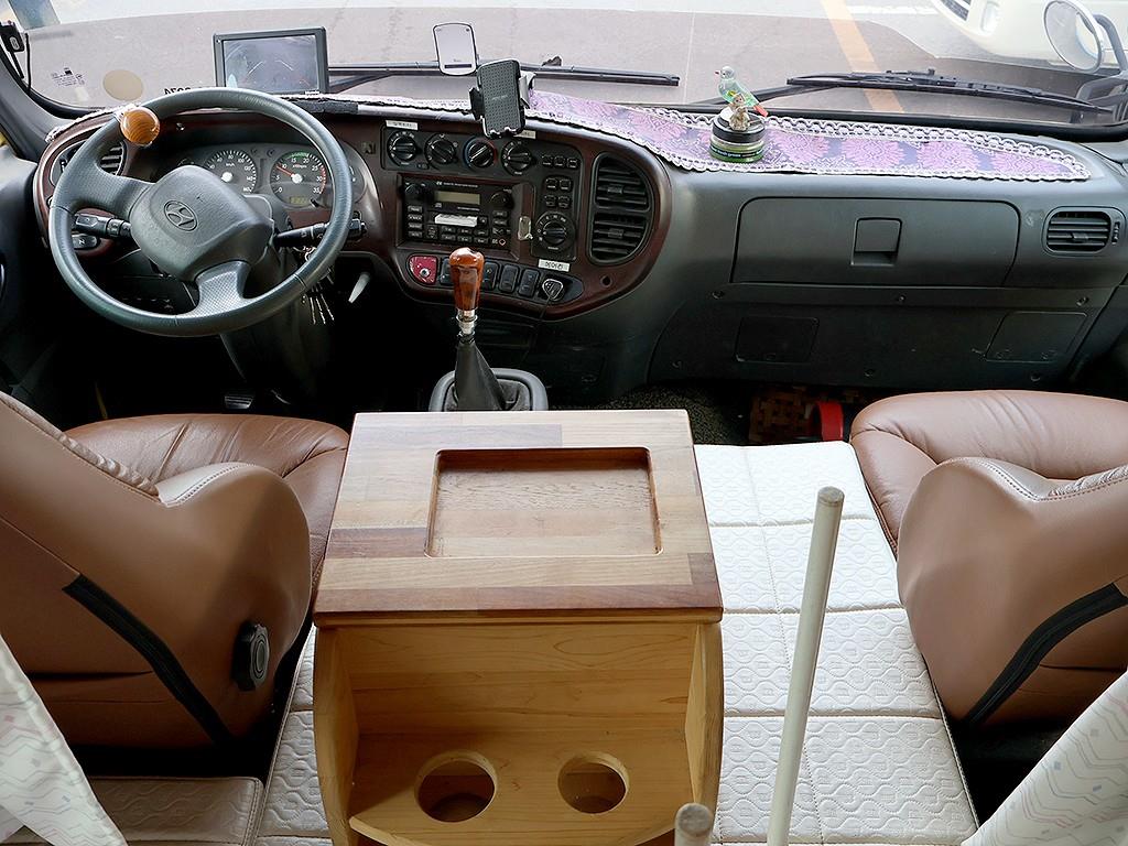 medium and large bus Hyundai bus - Vista 9