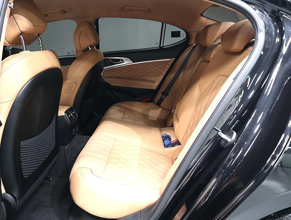 Genesis G70 - Vista 10