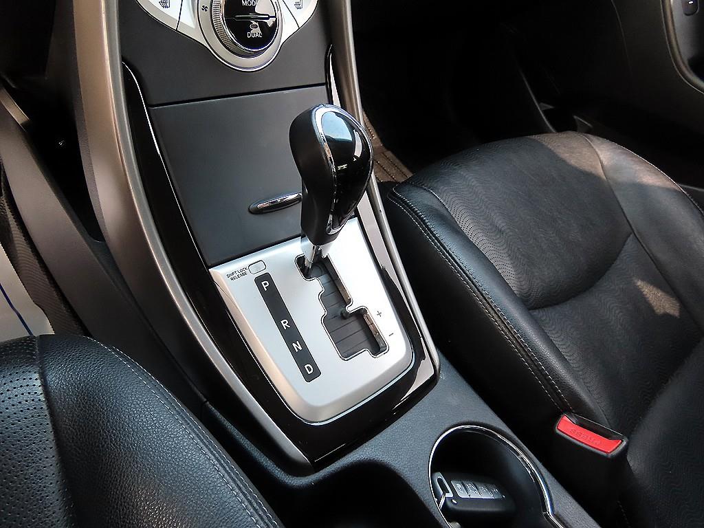 HYUNDAI Avante - Vista 10