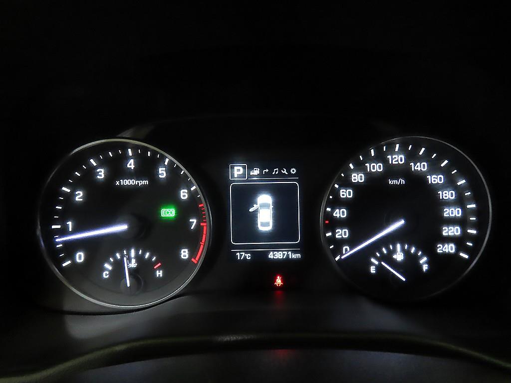 HYUNDAI Avante - Vista 9