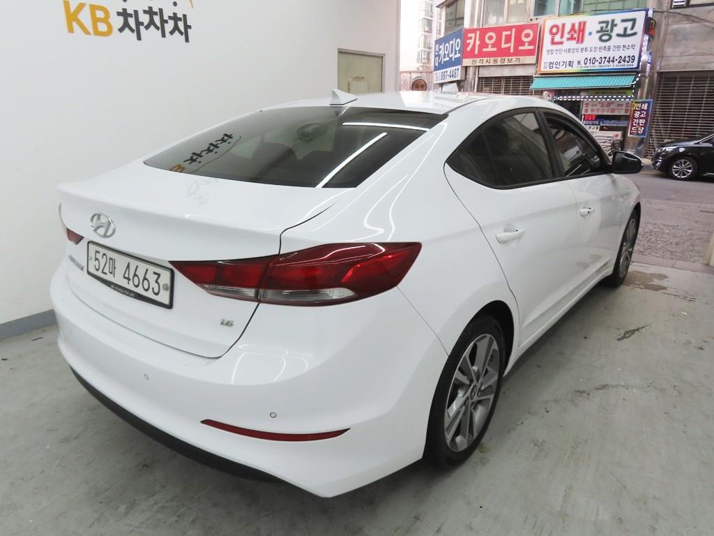 HYUNDAI Avante - Vista 3