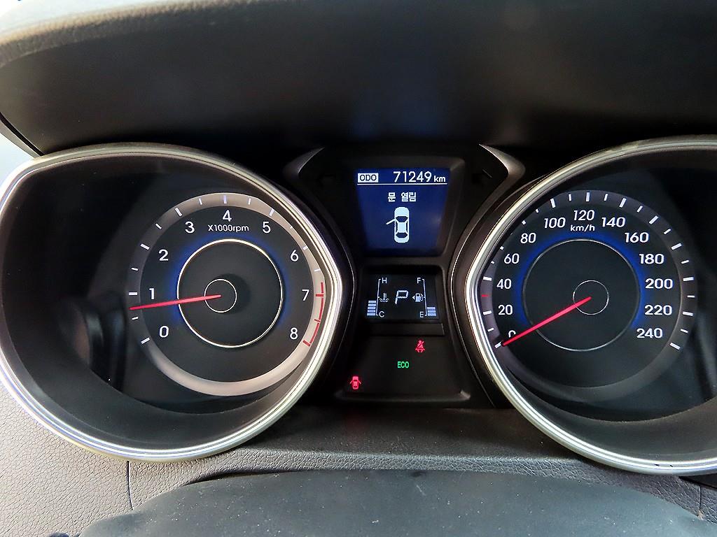 HYUNDAI Avante - Vista 9