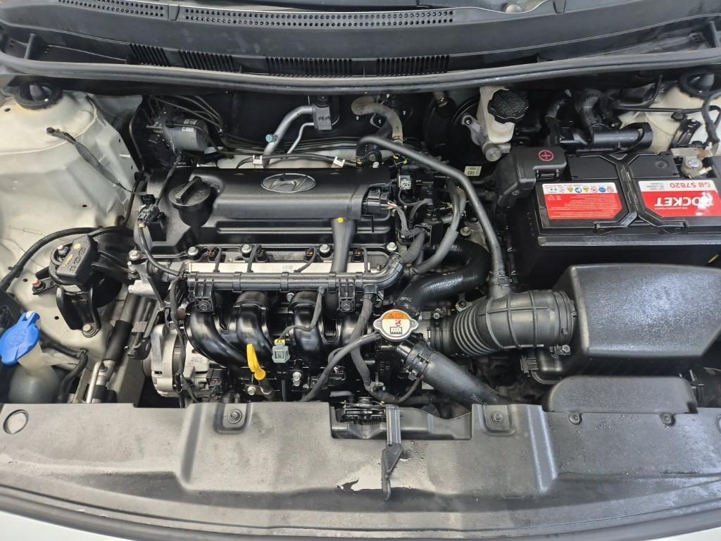 HYUNDAI Accent - Vista 5