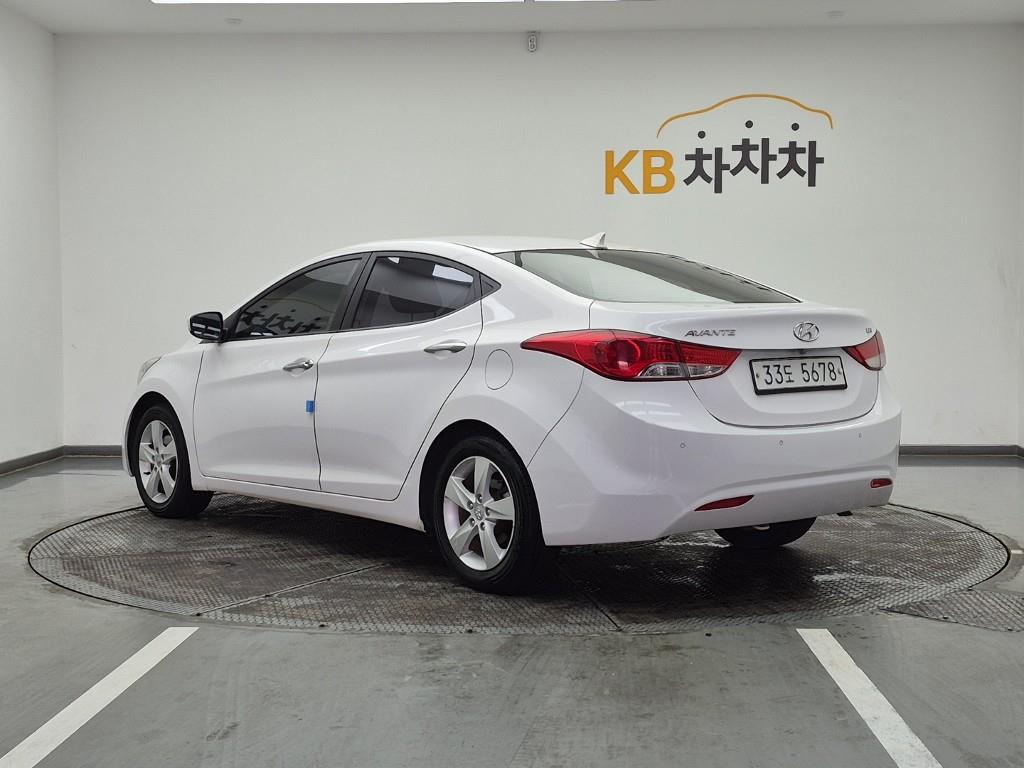 HYUNDAI Avante - Vista 3