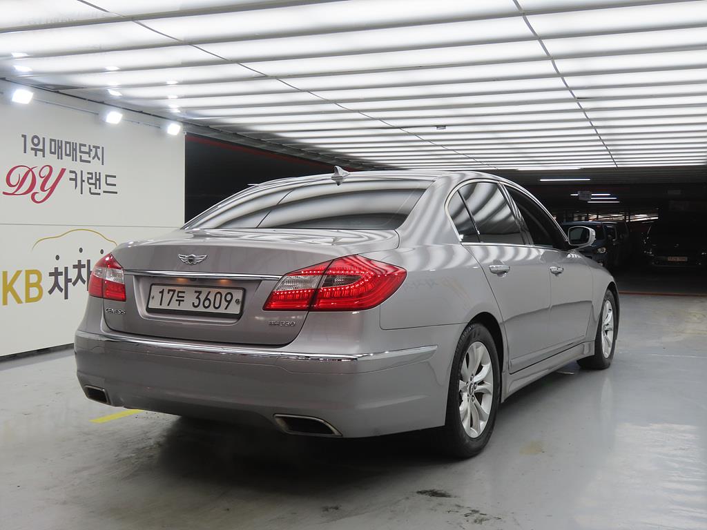 HYUNDAI Genesis - Vista 4