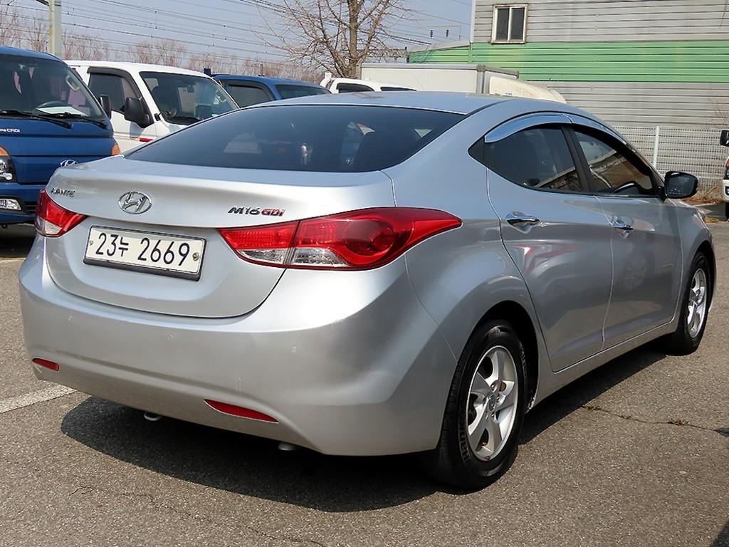 HYUNDAI Avante - Vista 3