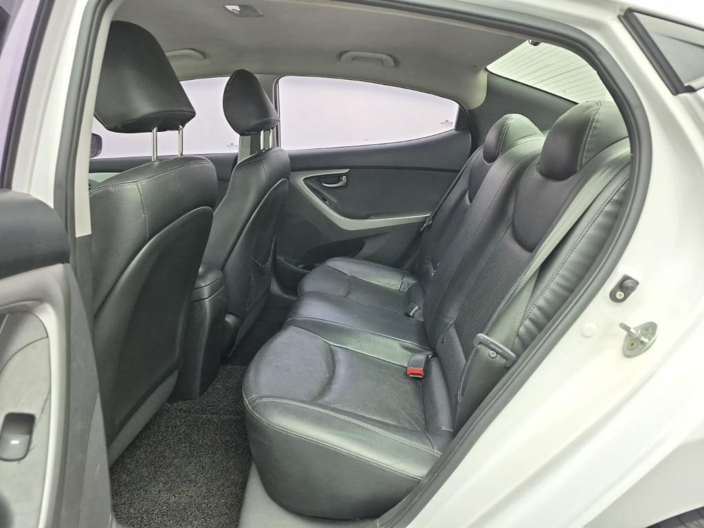 HYUNDAI Avante - Vista 12