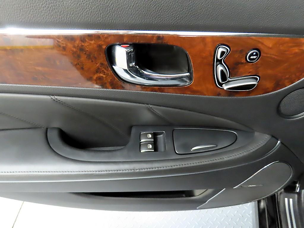 HYUNDAI Equus - Vista 12