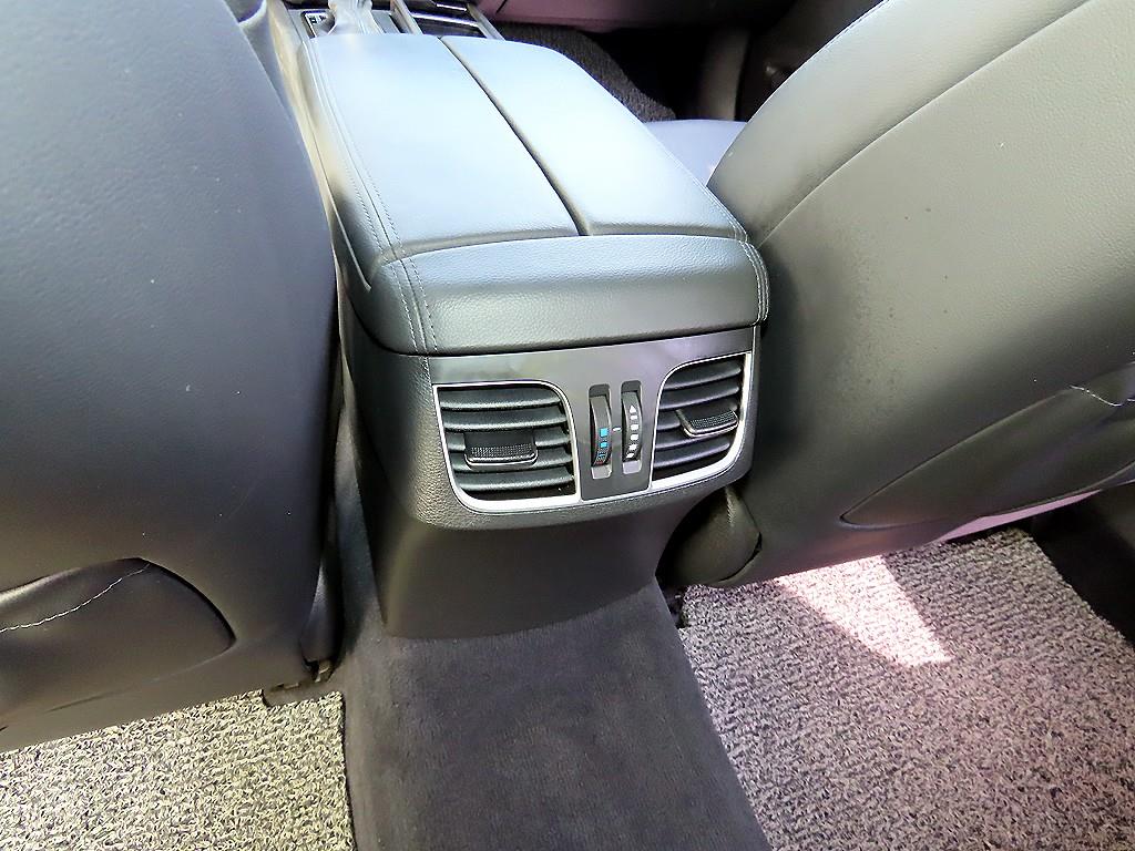 HYUNDAI Genesis - Vista 5