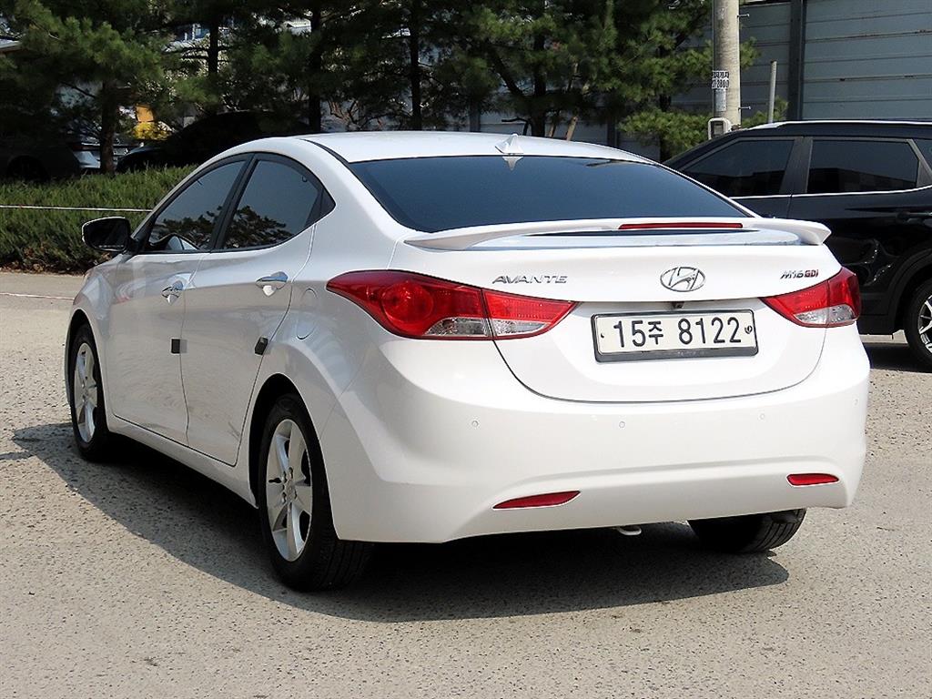 HYUNDAI Avante - Vista 3