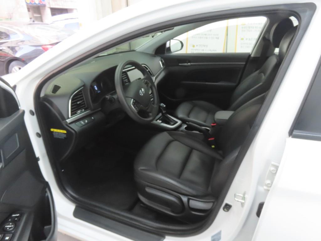 HYUNDAI Avante - Vista 5