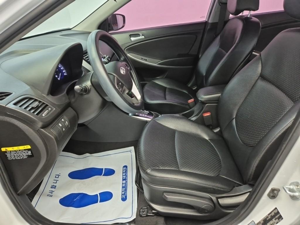 HYUNDAI Accent - Vista 11