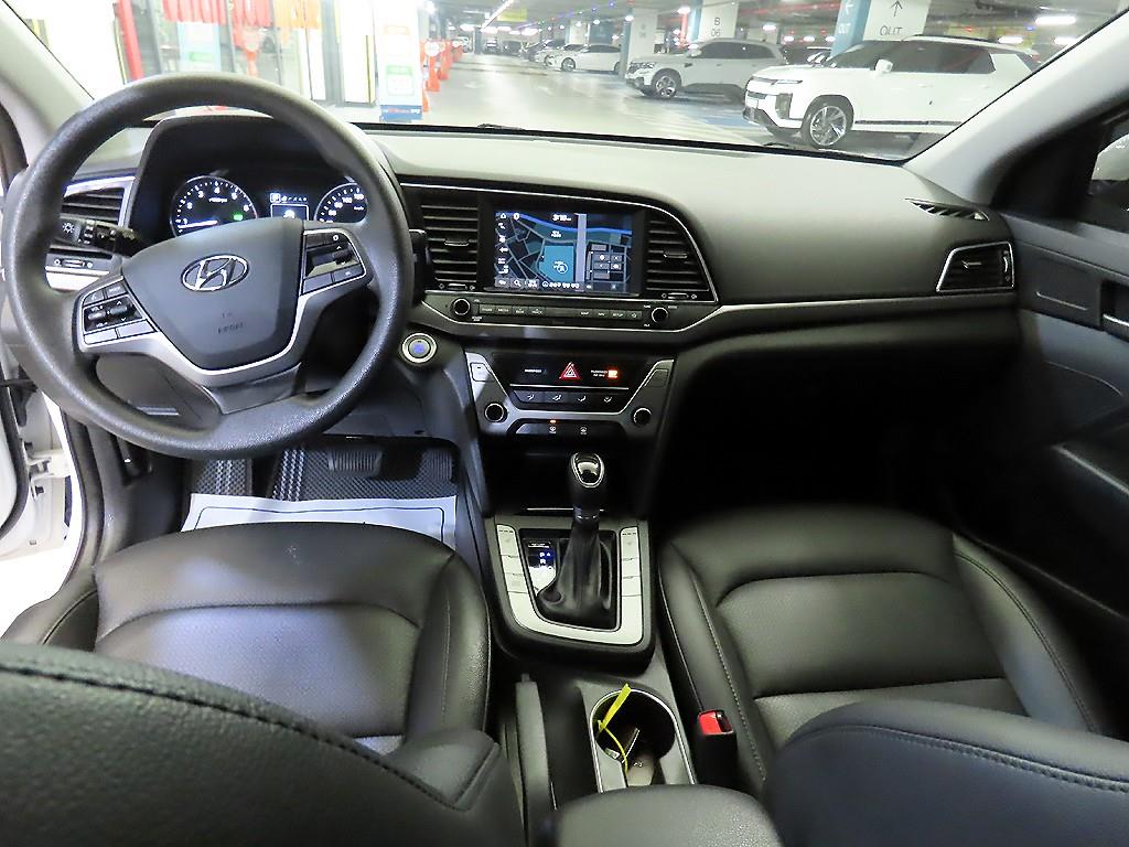 HYUNDAI Avante - Vista 10