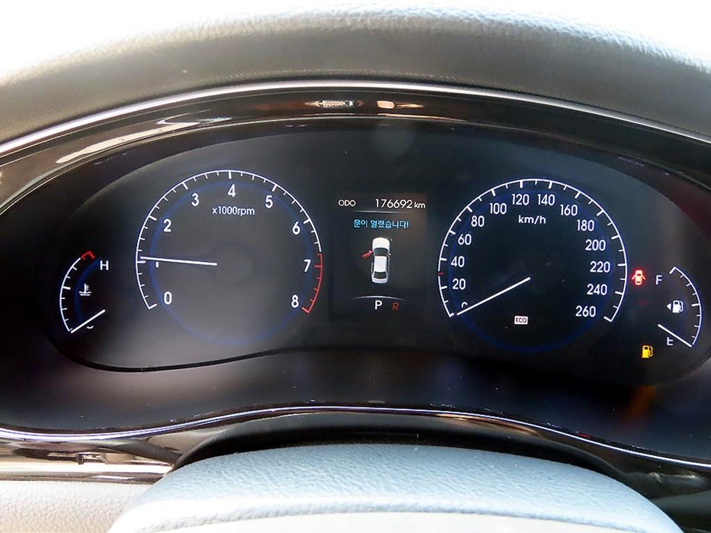 HYUNDAI Genesis - Vista 8