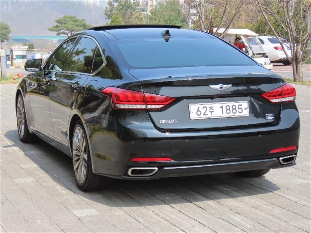 HYUNDAI Genesis - Vista 7