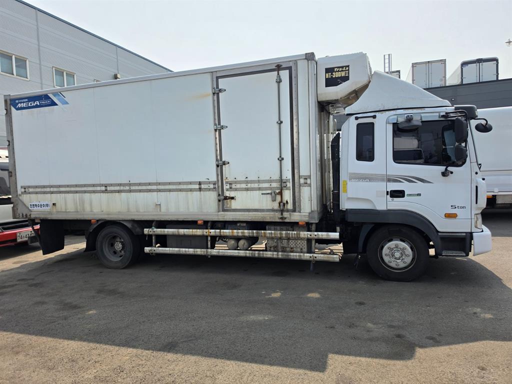 medium and large cargo truck - Vista 3