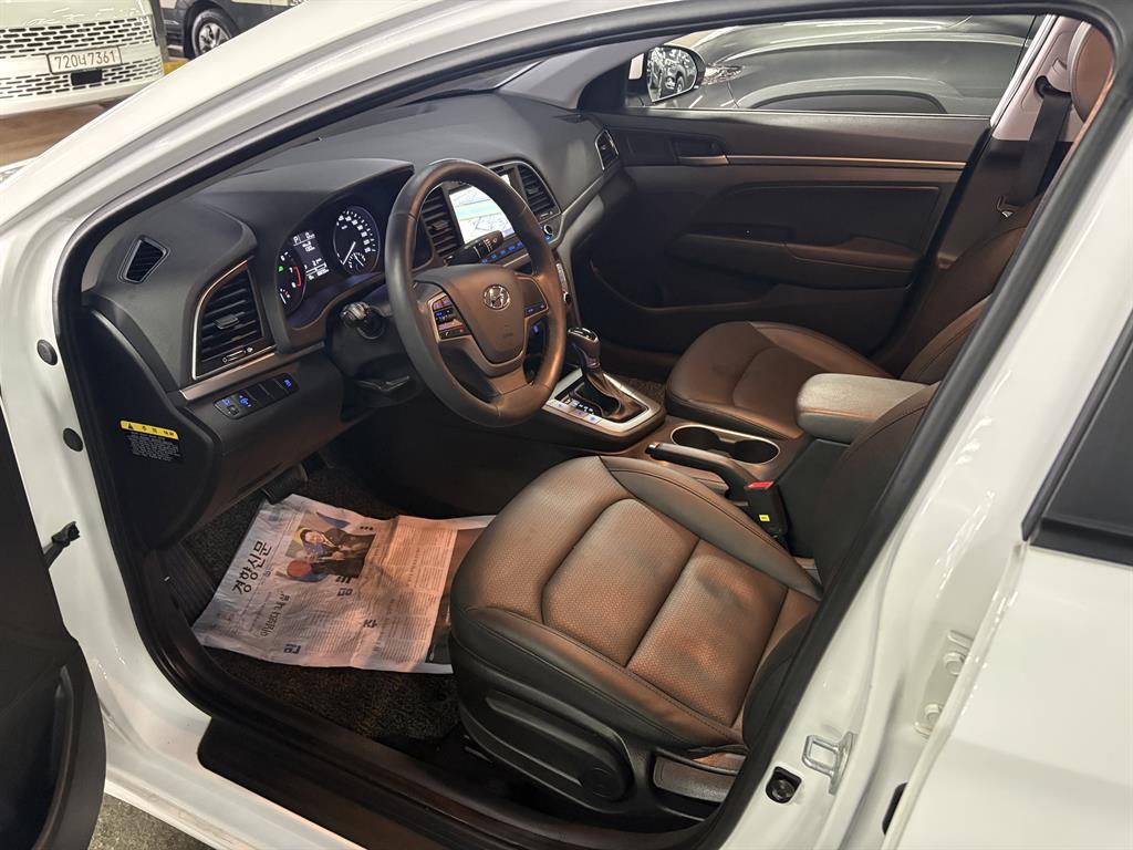 HYUNDAI Avante - Vista 5