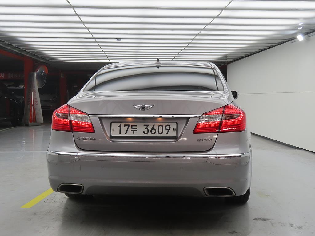 HYUNDAI Genesis - Vista 3