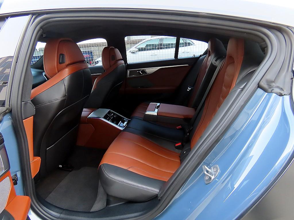 BMW 8 Series - Vista 6