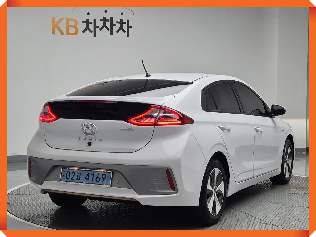 HYUNDAI Ioniq - Vista 5