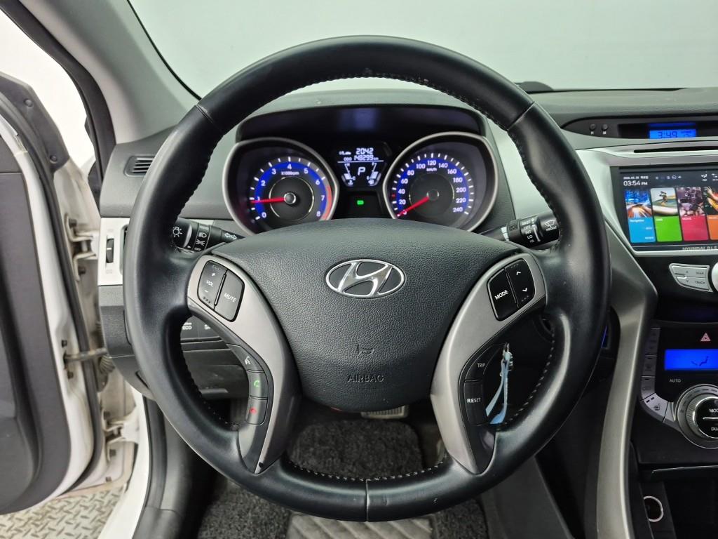 HYUNDAI Avante - Vista 9