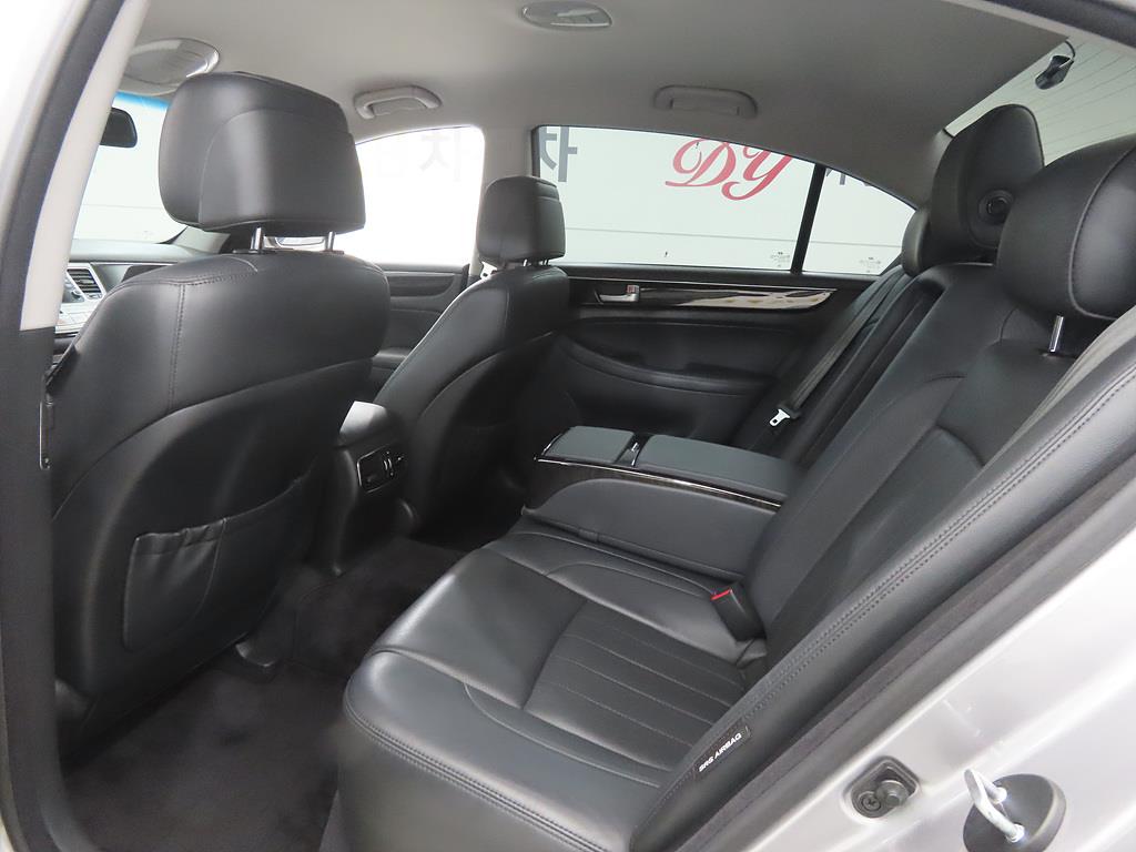 HYUNDAI Genesis - Vista 6