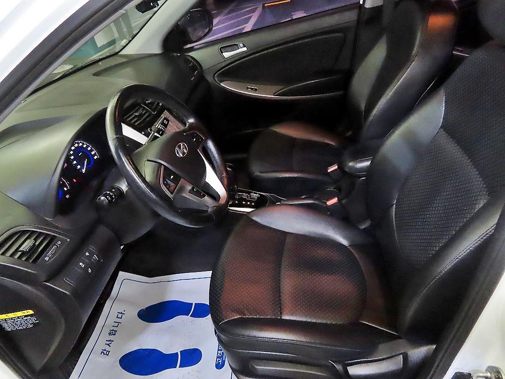 HYUNDAI Accent - Vista 6