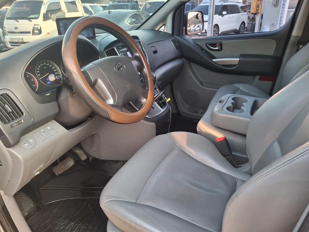 HYUNDAI Starex - Vista 5