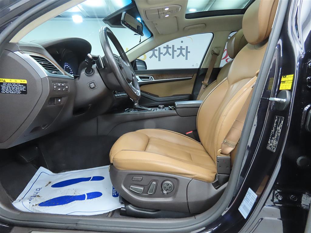 HYUNDAI Genesis - Vista 5