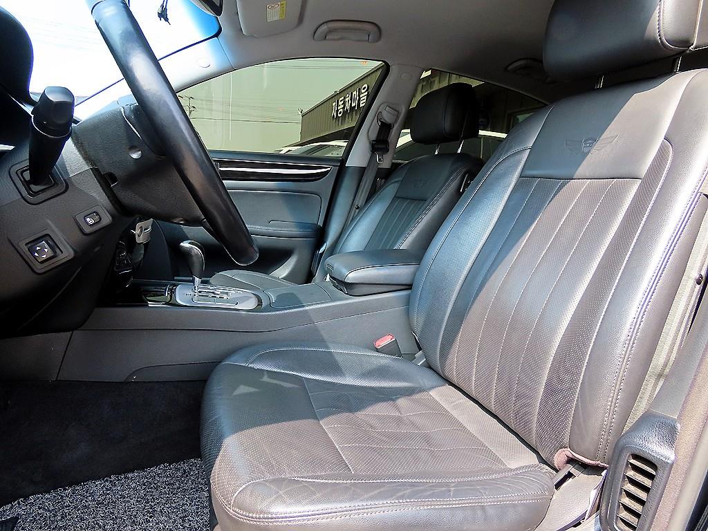 HYUNDAI Genesis - Vista 5