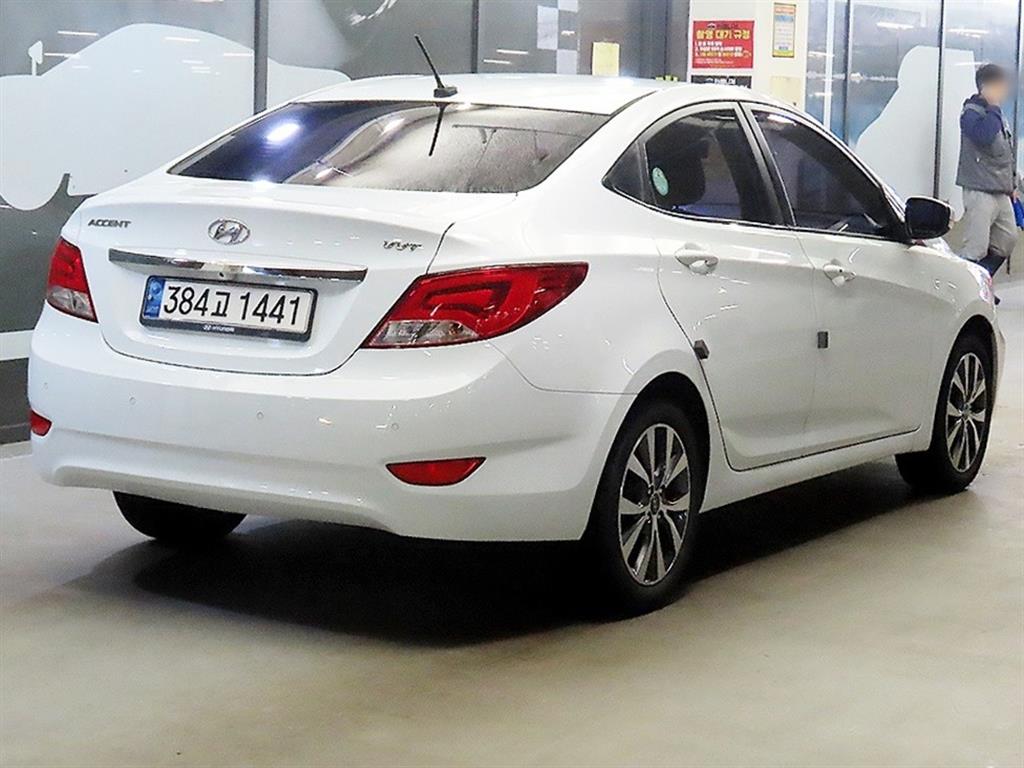 HYUNDAI Accent - Vista 4