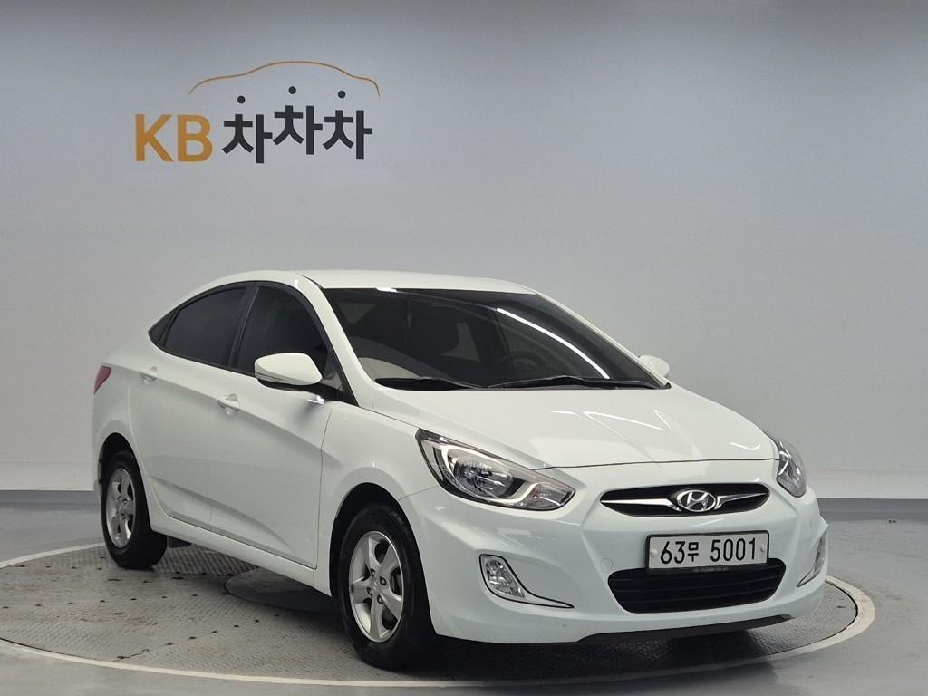 HYUNDAI Accent - Vista 4